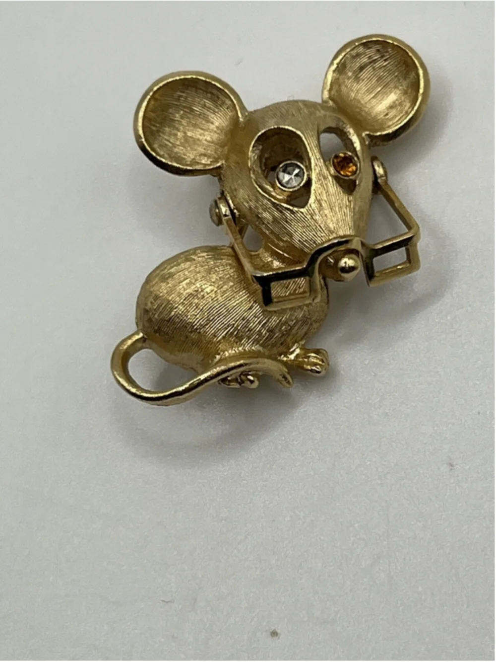 VINTAGE AVON MOUSE WITH MOVABLE GLASSES BROOCH PIN GOLD TONE RHINESTONE EYES